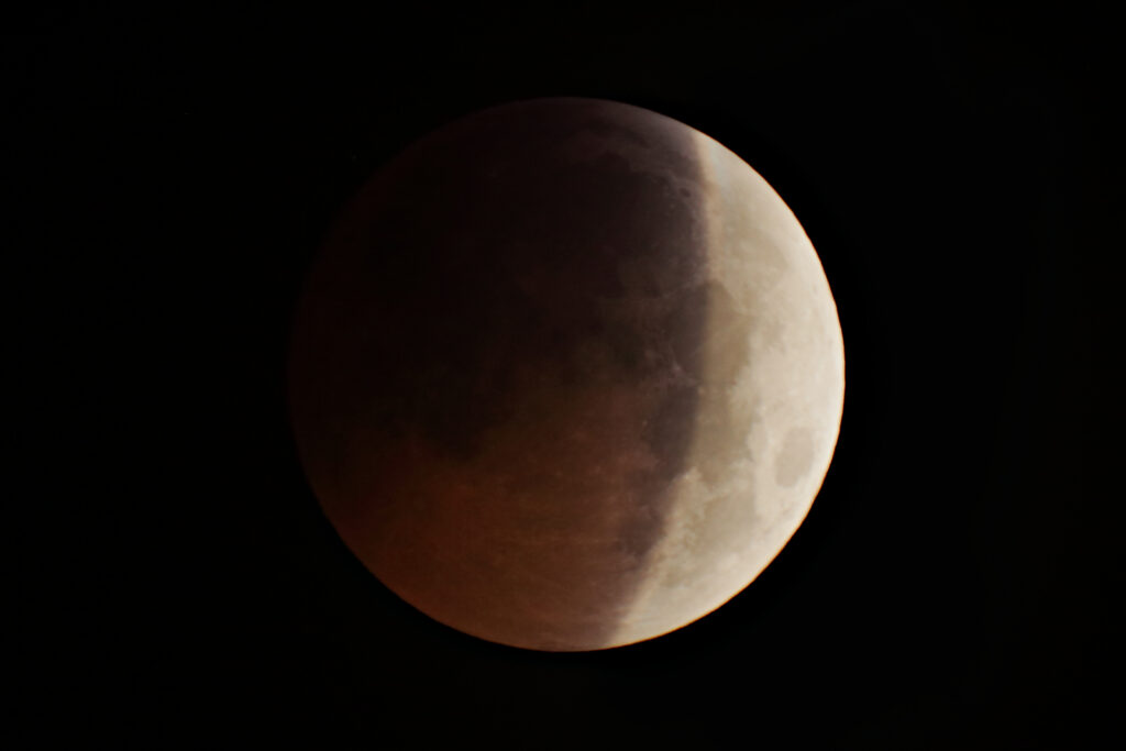 Luna parzialmente oscurata durante l’eclissi
