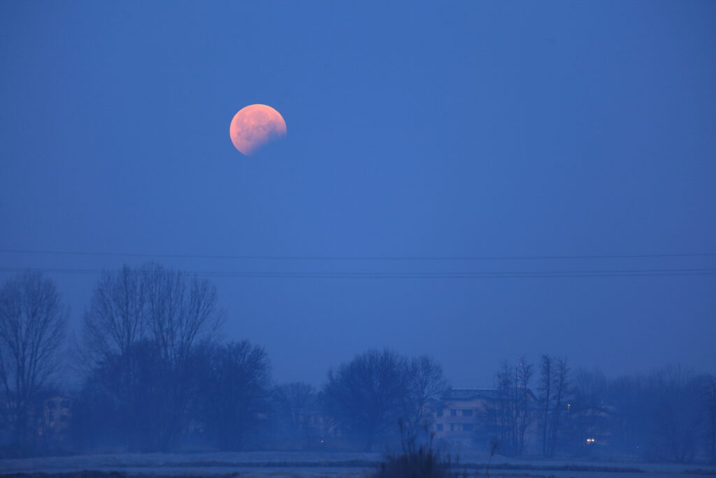 Tramonto della Luna durante l’eclissi