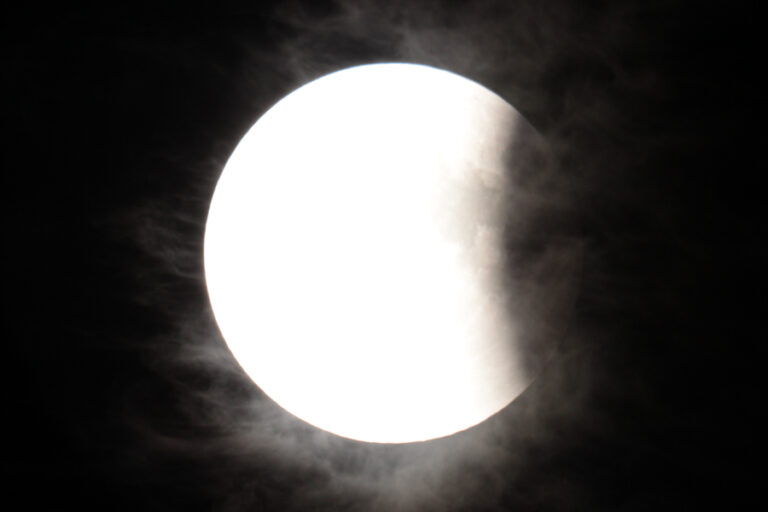 Eclisse tra le nubi