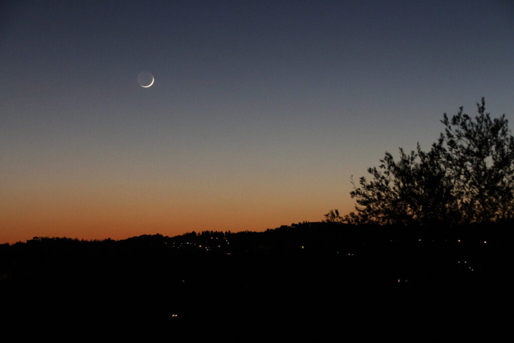 Sottile falce di Luna crescente