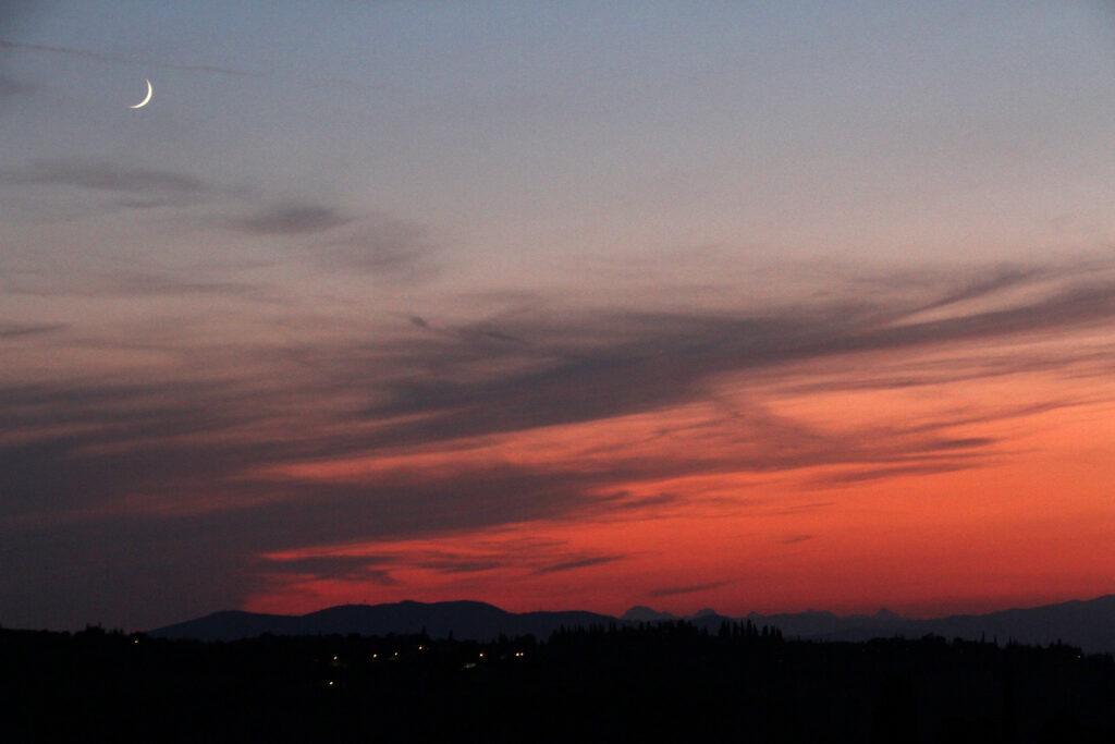 Tramonto con una sottile falce di Luna.