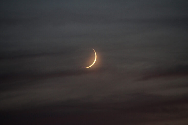 Sottile falce di Luna.