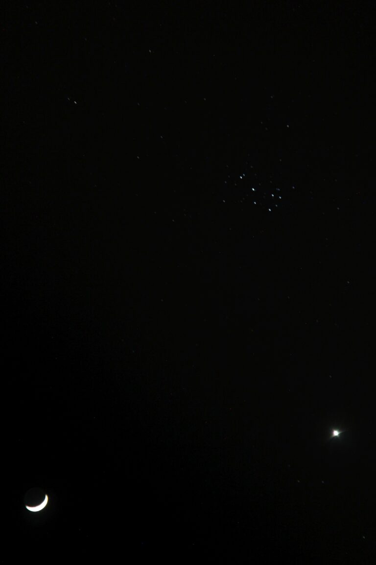 Congiunzione Luna, Venere, Pleiadi.