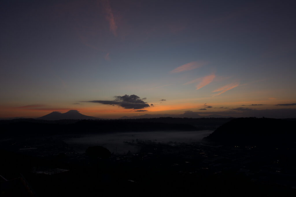 Alba sul Vesuvio con nuvola elicottero