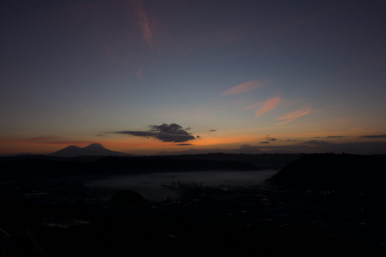 Alba sul Vesuvio con nuvola elicottero
