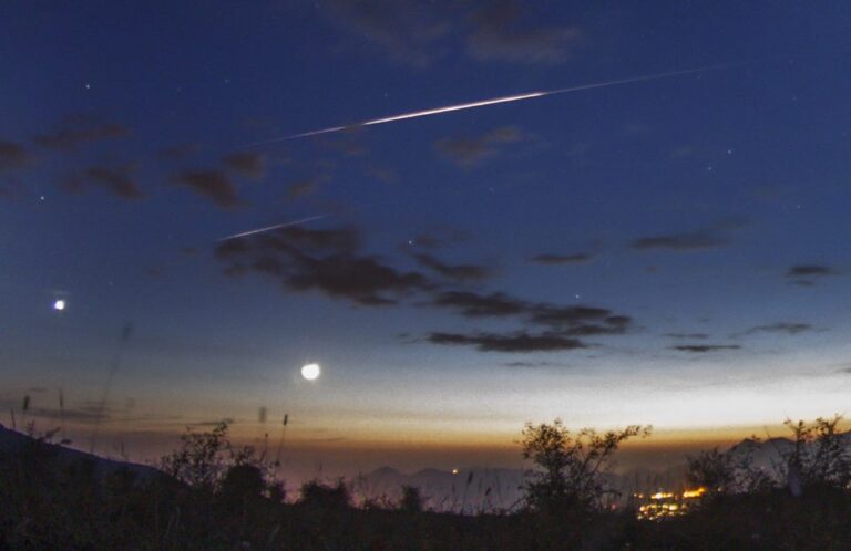 2 bolidi , accanto a Venere e la Luna