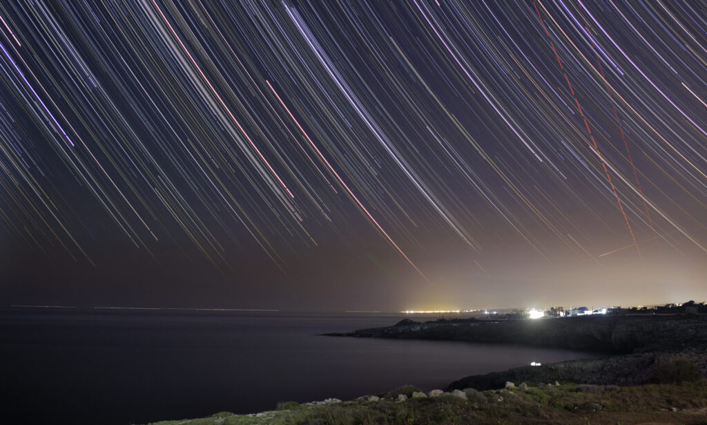 StarTrail con la città di Leuca