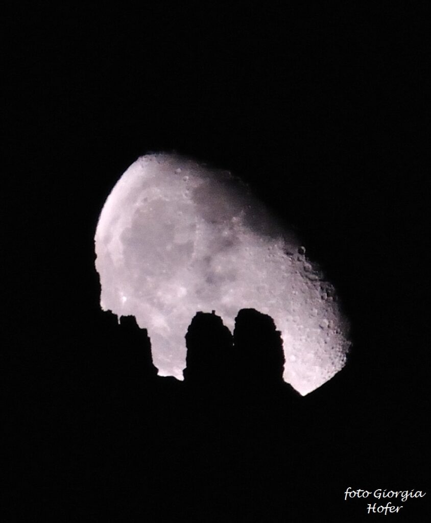 La Luna sorge dalle montagne