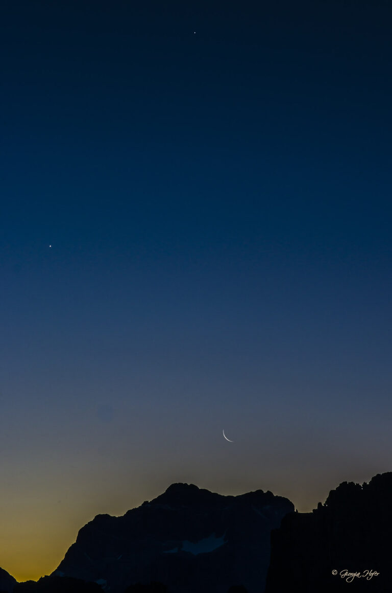 Congiunzione tra Giove, Venere e una piccola falce di Luna