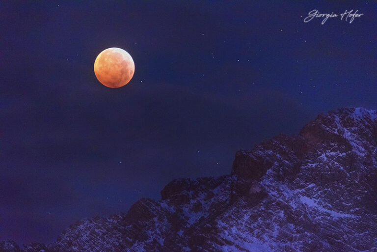 Eclissi di Luna sopra la Croda Bianca