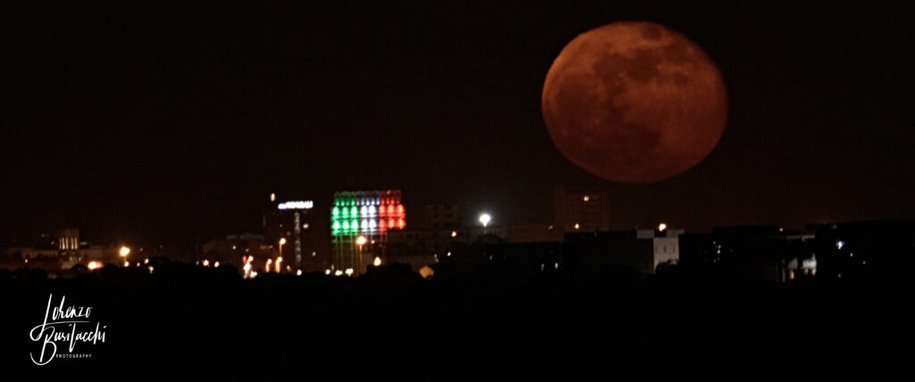 Luna gibbosa calante su Cagliari