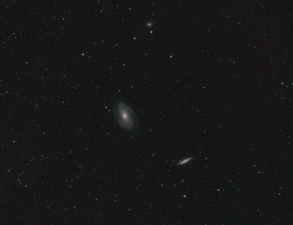 Largo campo sulla galassia di Bode e la galassia Sigaro