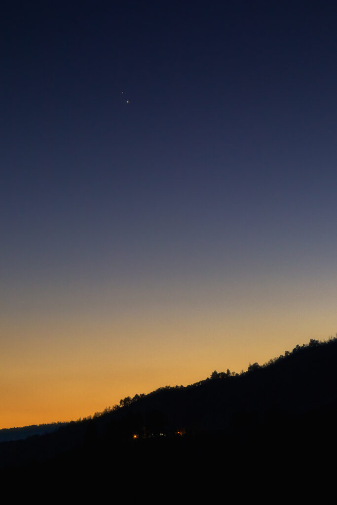 I pianeti Giove e Saturno tra le luci del tramonto
