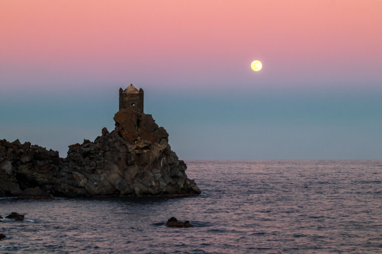 La prima luna piena del 2024 sorge sulla costa sicula.