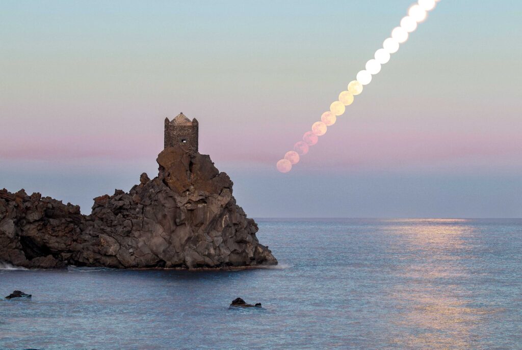 Sequenza dell’alba lunare sulla torre garitta di Santa Tecla