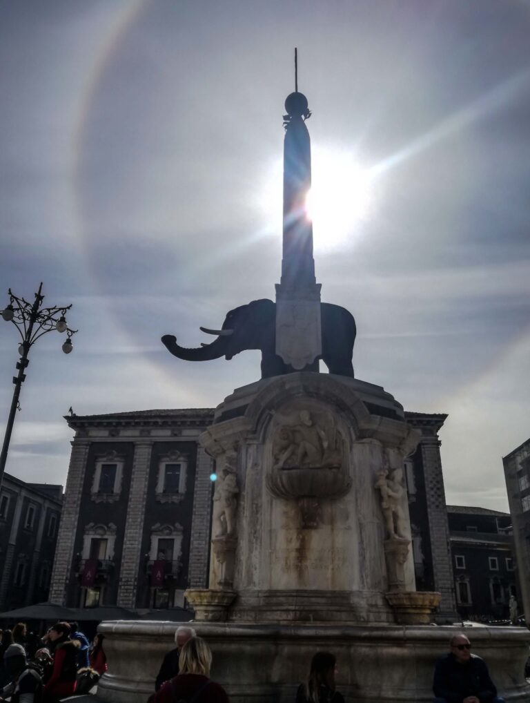 Spettacolare anello di luce illumina U Liotru