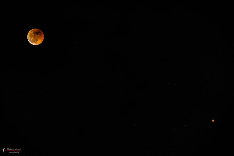 Eclissi totale di Luna con Marte