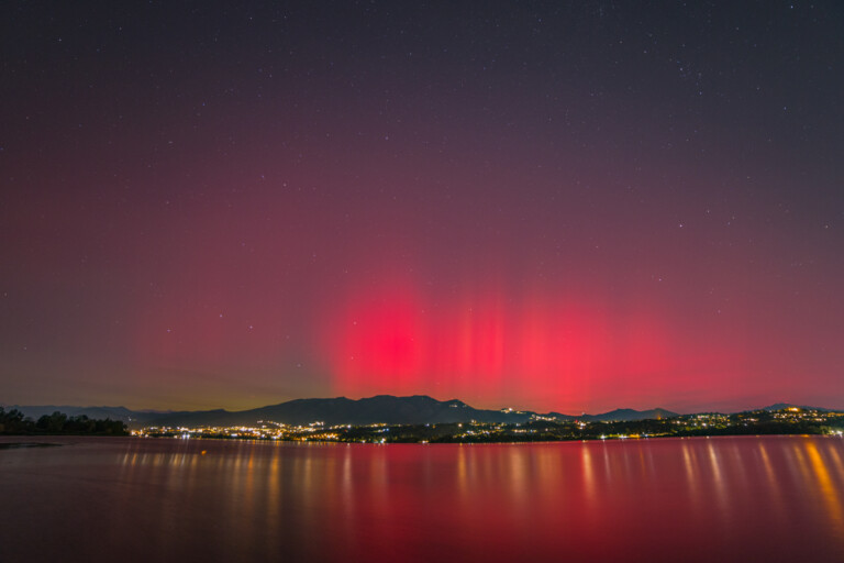 Riflessi rossi sul lago