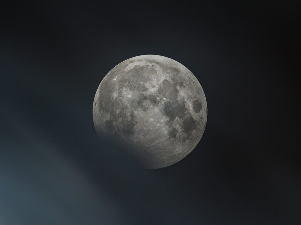 Eclisse tra le nuvole