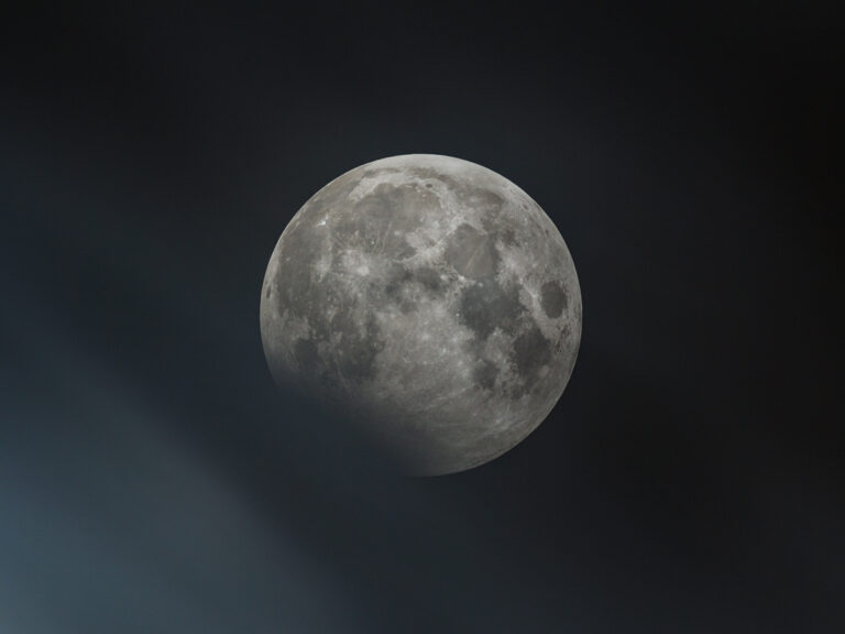 Eclisse tra le nuvole