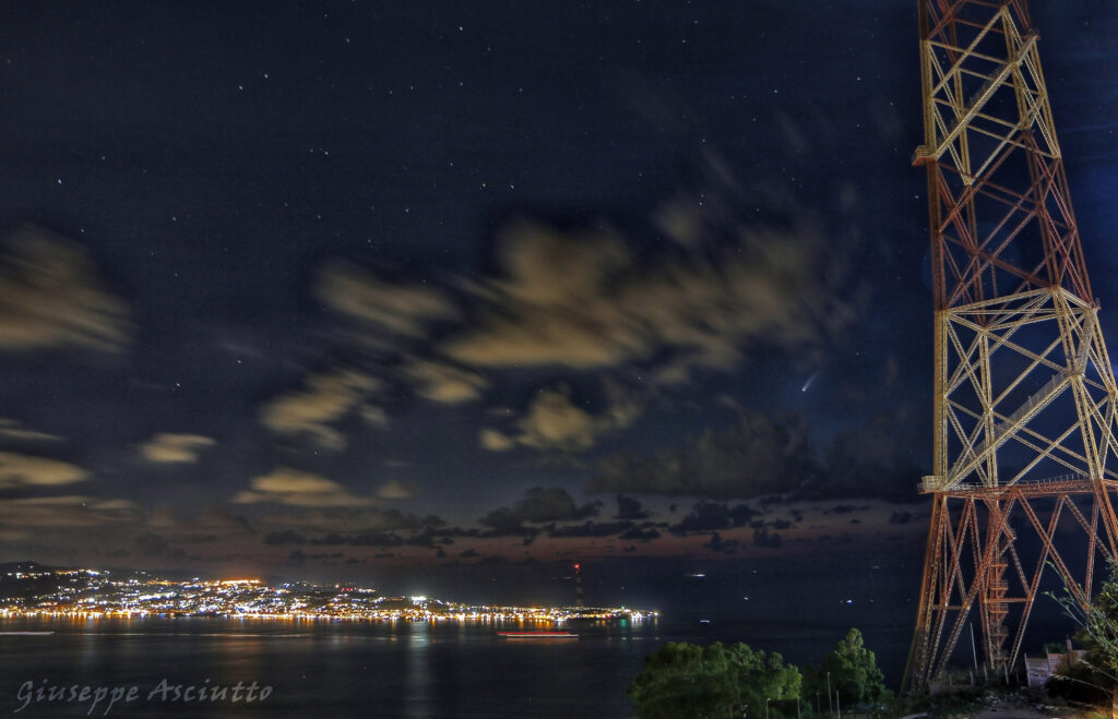 Cometa Neowise sul cielo dello Stretto di Messina