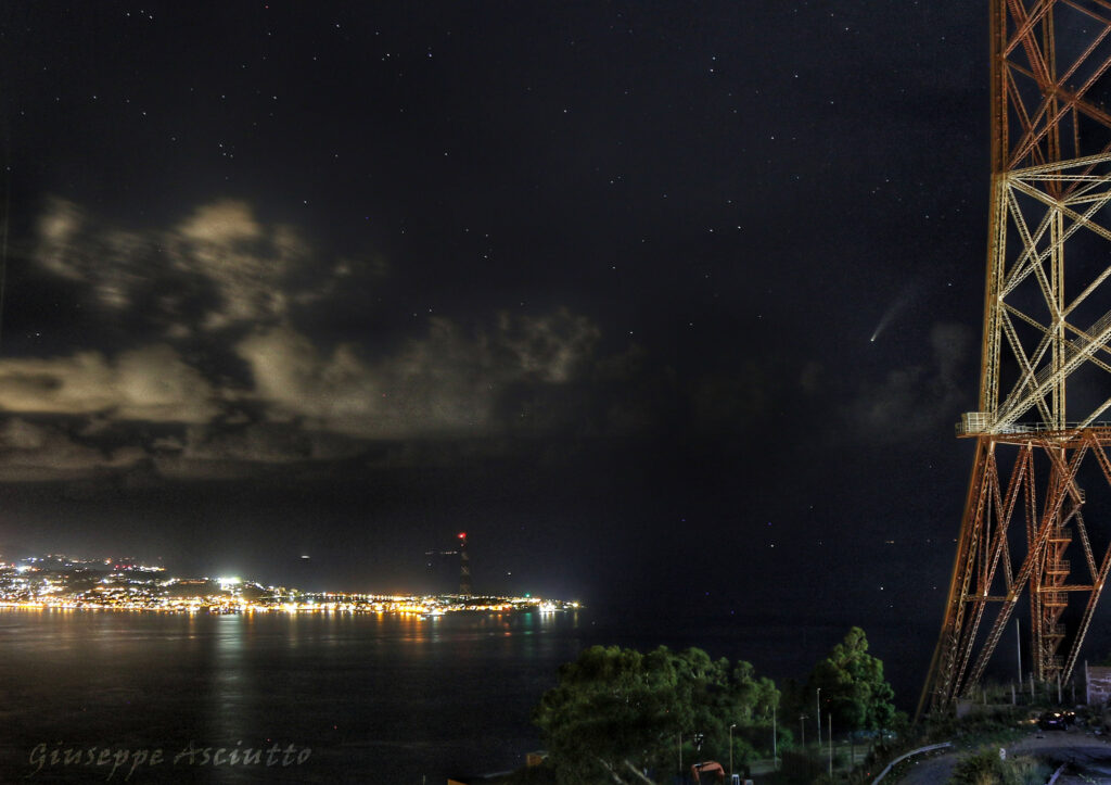 Cometa Neowise sul cielo dello Stretto di Messina