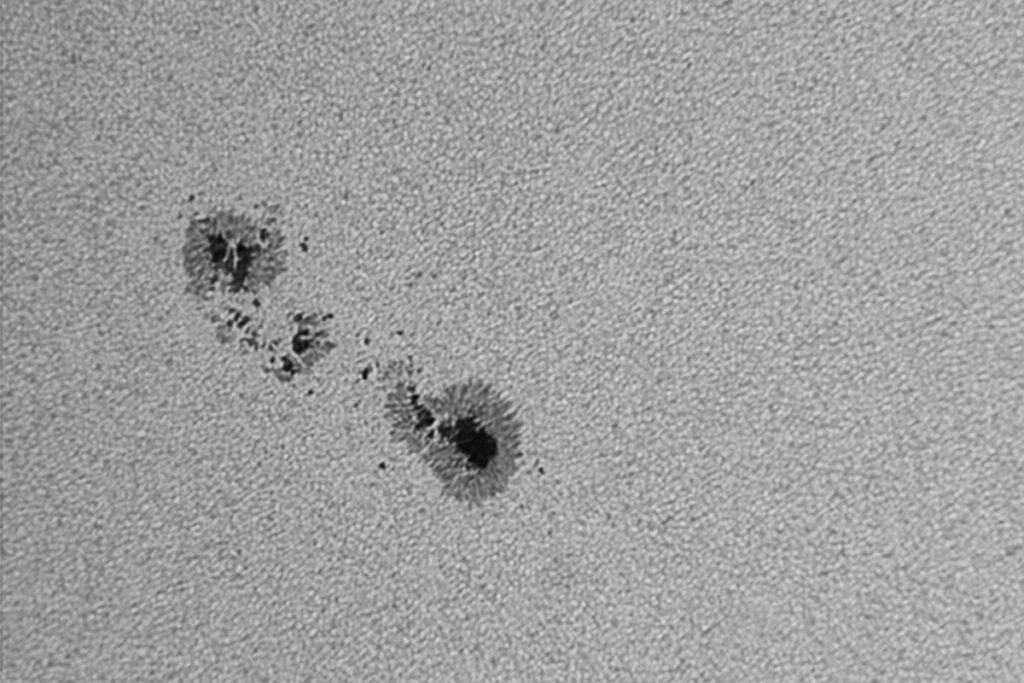 Macchia solare n.2049 ripresa con camera DMK 41 e rifrattore Pentax 105 SDHF + barlow Ultima Celestron e filtro Astronomik Green oltre ovviamente al filtro anteriore Baader Astrosolar – 1200 frame