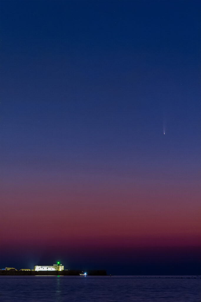 C/2020 F3 Neowise sull sfondo del Castello Maniace