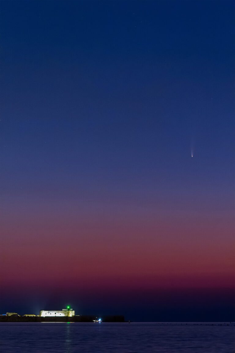 C/2020 F3 Neowise sull sfondo del Castello Maniace