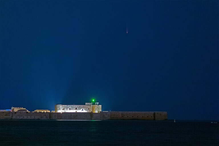 La cometa C/2020 F3 Neowise sul Castello Maniace di Siracusa.