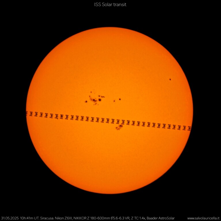 La Stazione Spaziale Internazionale (ISS) transita sul Sole.