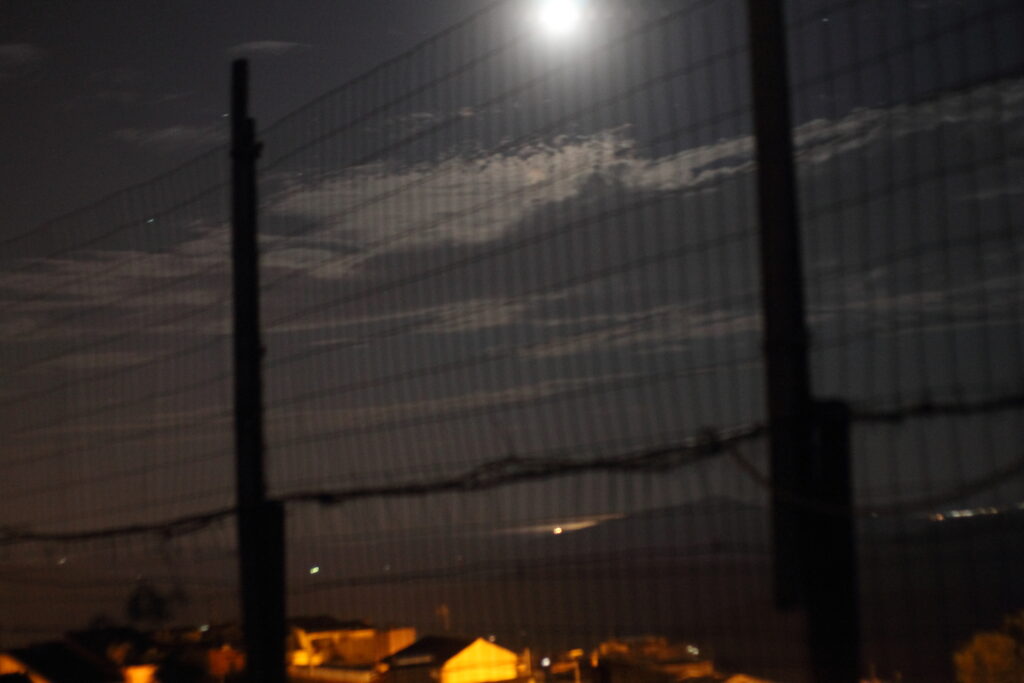 Luna e mare illuminato