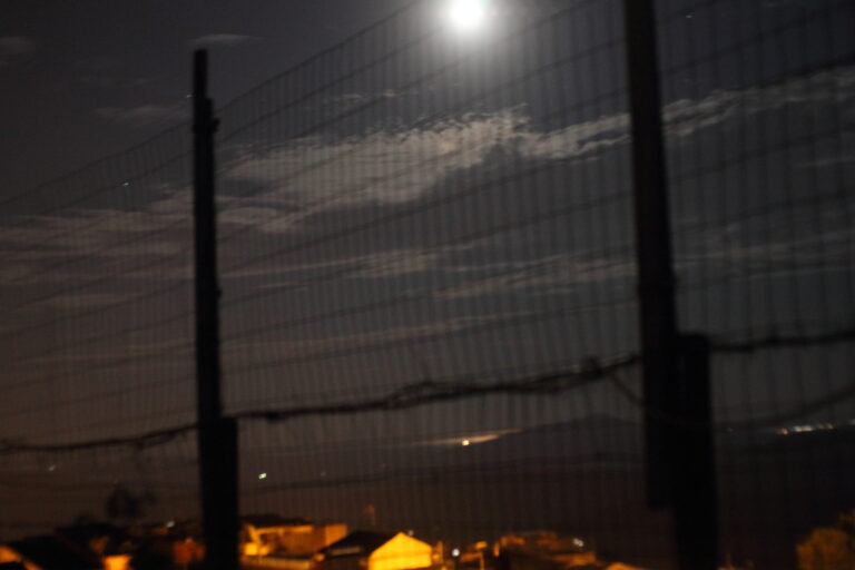 Luna e mare illuminato