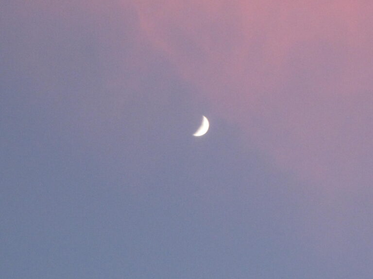 Falce di Luna, cielo blu, nuvole rosse…
