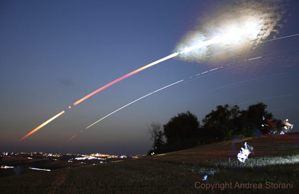 Star trails dell’eclissi di Luna in compagnia di Marte e Saturno.