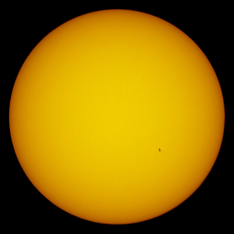 ISS in Transito su un Sole Vuoto