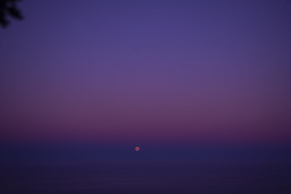La Luna sul mare durante l’eclissi parziale di penombra.