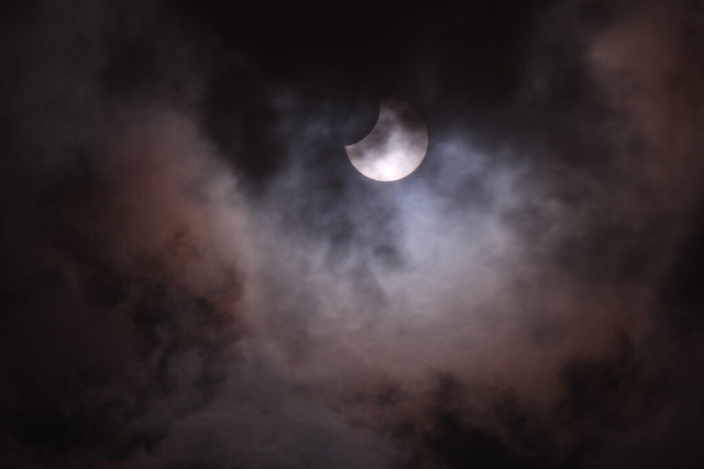 Eclisse fra le nubi